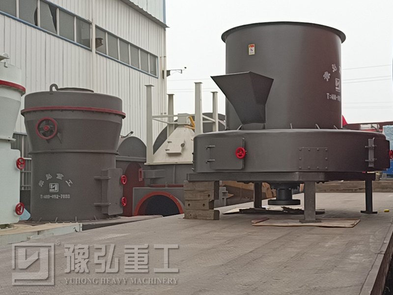 7月11日豫弘重工厂区雷蒙磨粉机设备发货现场